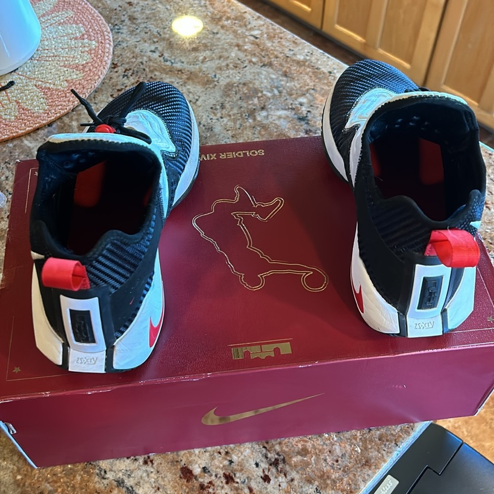 LeBron Soldier XIV size 8.5 - Picture 4 of 5